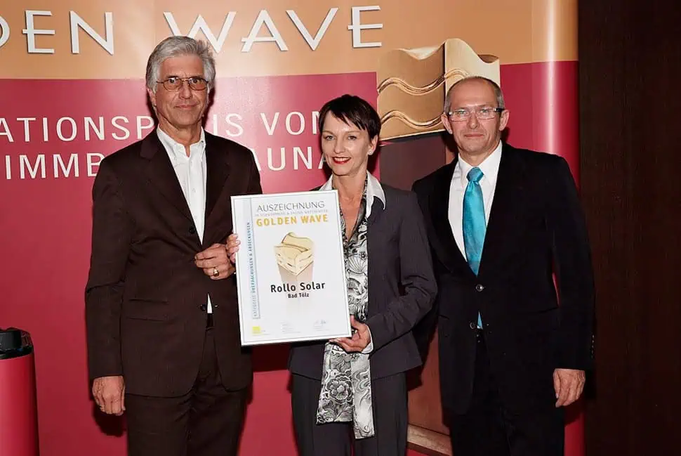 Golden Wave Award Hochwertige Poolabdeckung aus deutscher Herstellung, langlebiges Material für optimale Sicherheit und Effizienz.