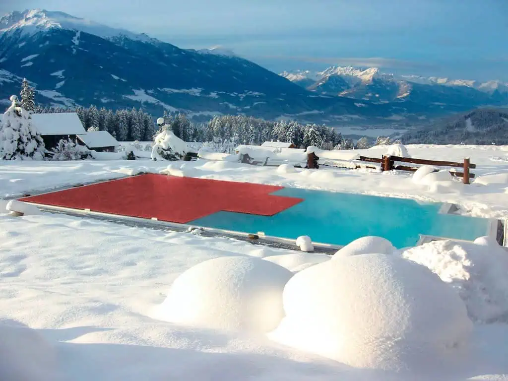 Schwimmbadabdeckung-Winter Hochwertiger Schwimmbadabdeckungen im winterlichen Bergpanorama, hergestellt aus langlebigen Materialien mit deutscher Ingenieurskunst.