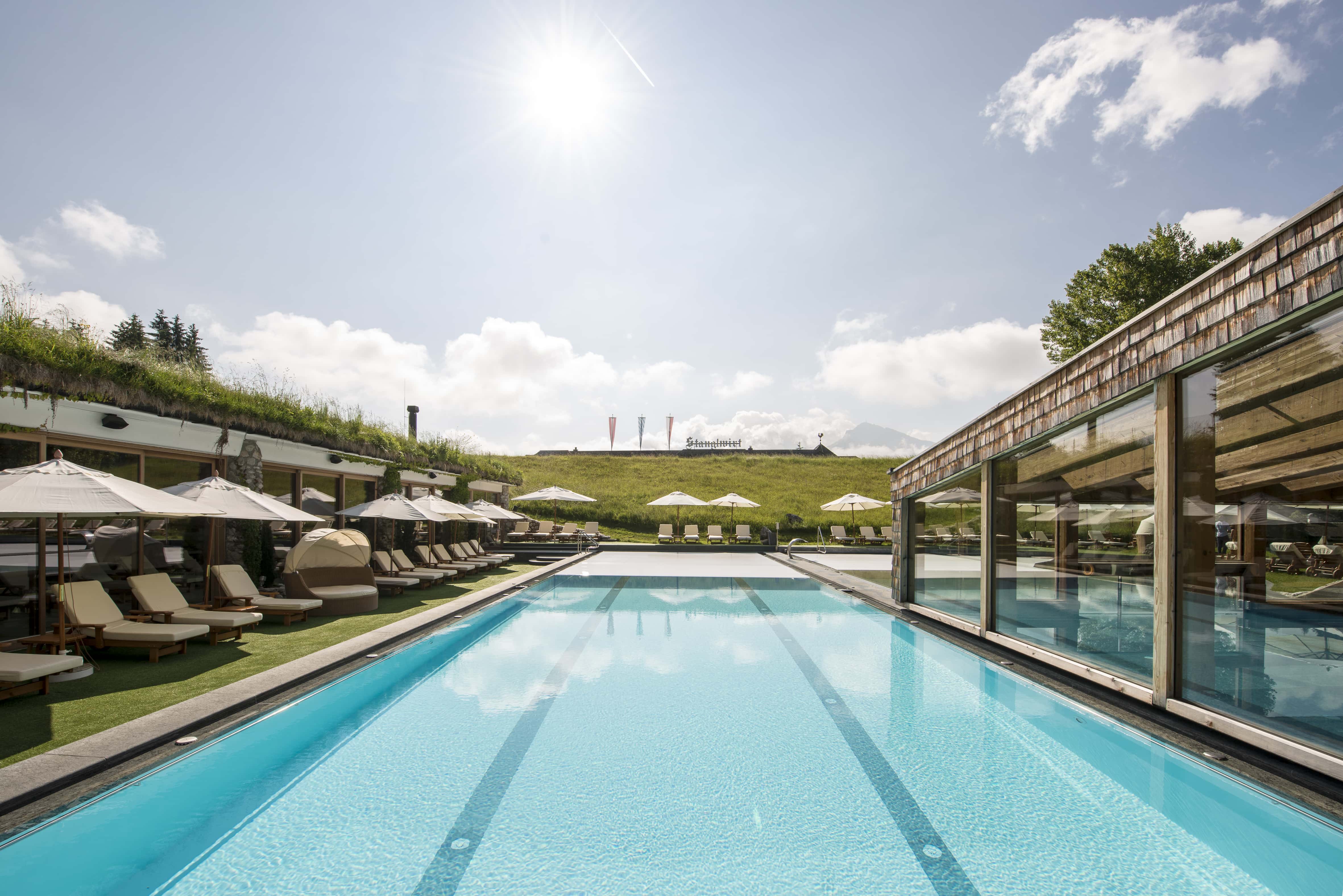 Hochwertiger Poolüberdachung mit deutschem Design, optimaler Schutzfunktion und langlebigen Materialien, ideal für private und gewerbliche Schwimmbäder.