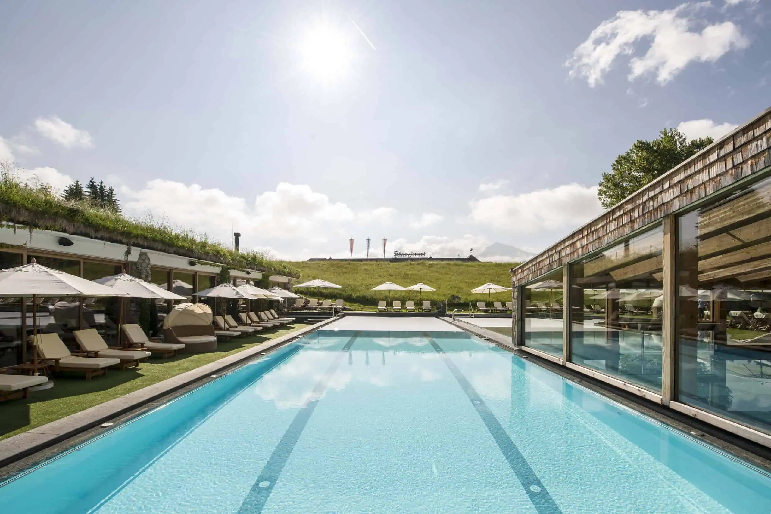 Hochwertiger Poolüberdachung mit deutschem Design, optimaler Schutzfunktion und langlebigen Materialien, ideal für private und gewerbliche Schwimmbäder.