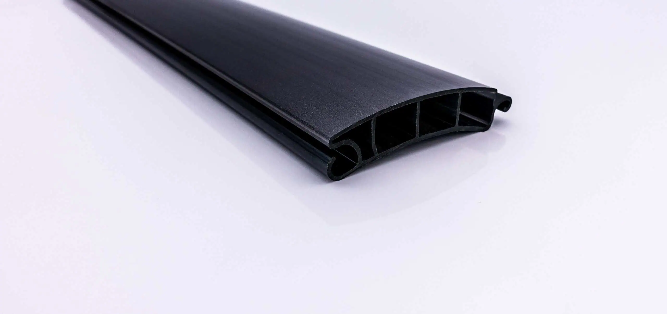 Hochwertiger Poolabdeckungs-Rahmen aus langlebigem Kunststoff, speziell für langlebige Poolabdeckungen entwickelt, deutsche Ingenieurskunst und Premium-Materialien garantiert.