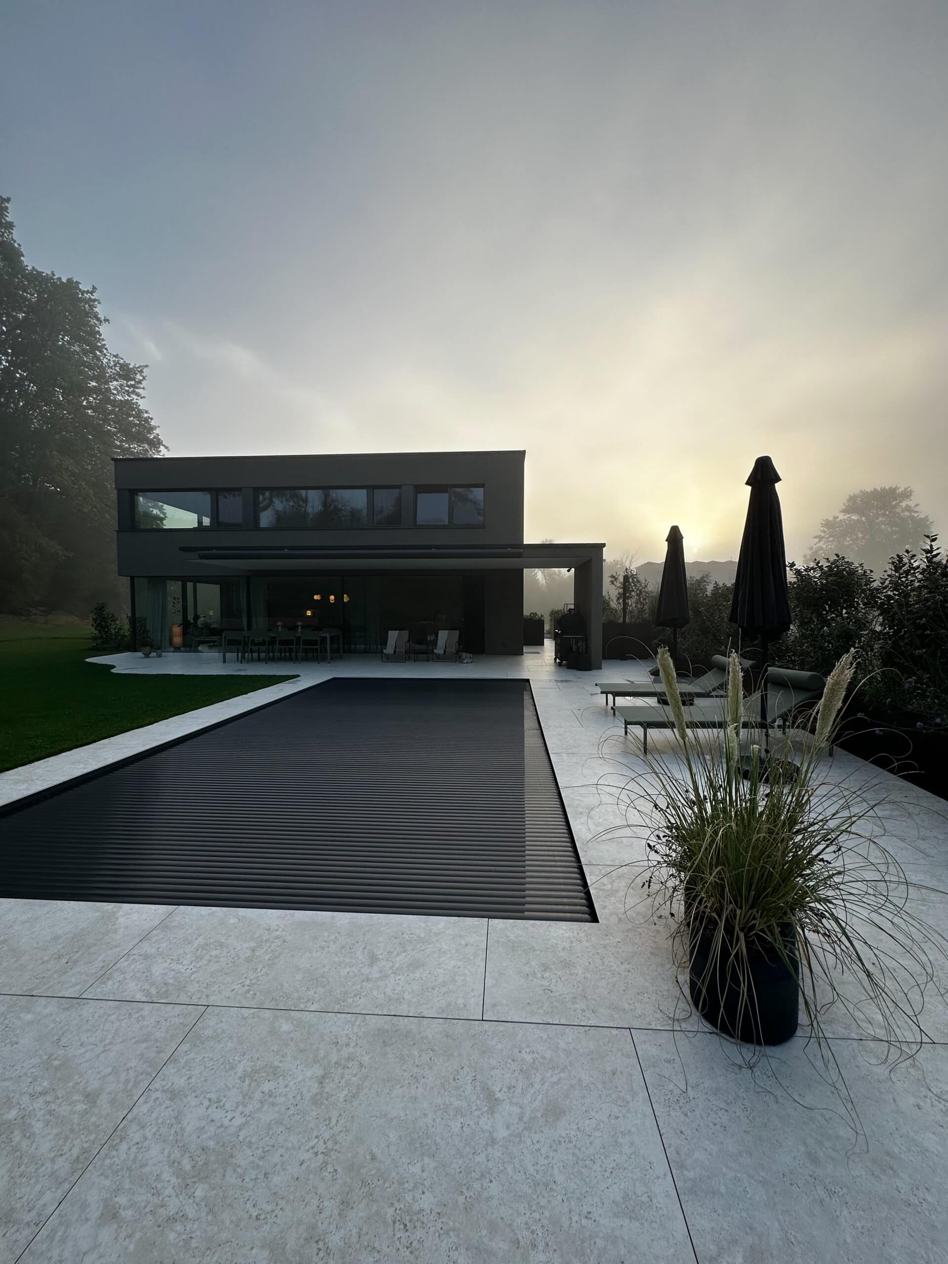 Hochwertiger Poolabdeckung mit langlebigem Material, deutsche Ingenieurskunst, perfekt für Privatpools.